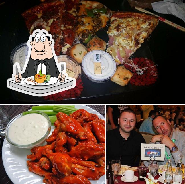 Посмотрите на это фото, где видны еда и барная стойка в Elvis Pizza