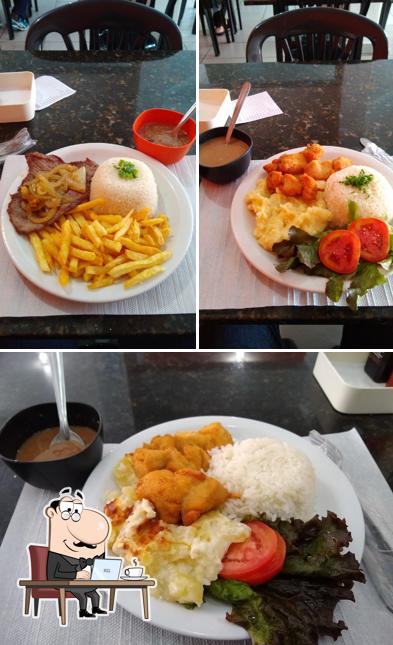 A imagem da interior e comida a Restaurante Doce Magia