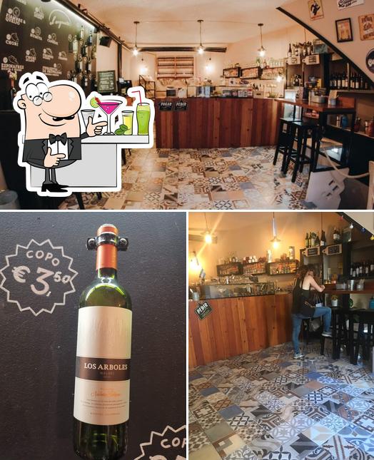 Entre diversos coisas, balcão de bar e álcool podem ser encontrados no El Argento