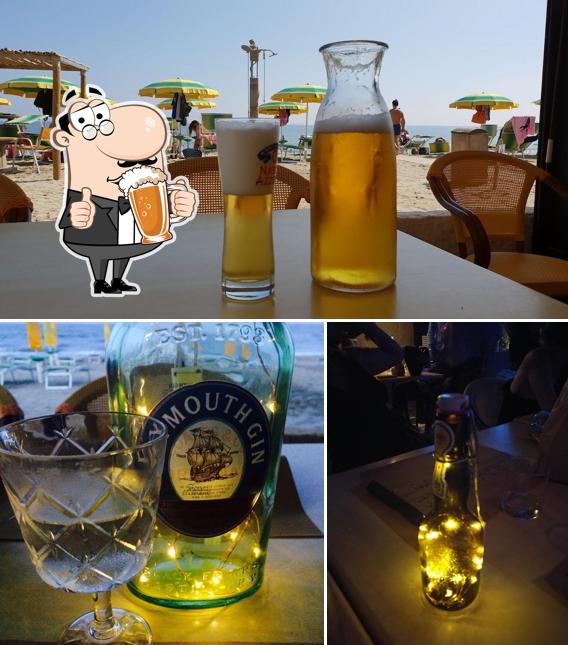 Puoi ordinare un rinfrescante bicchiere di birra chiara o scura