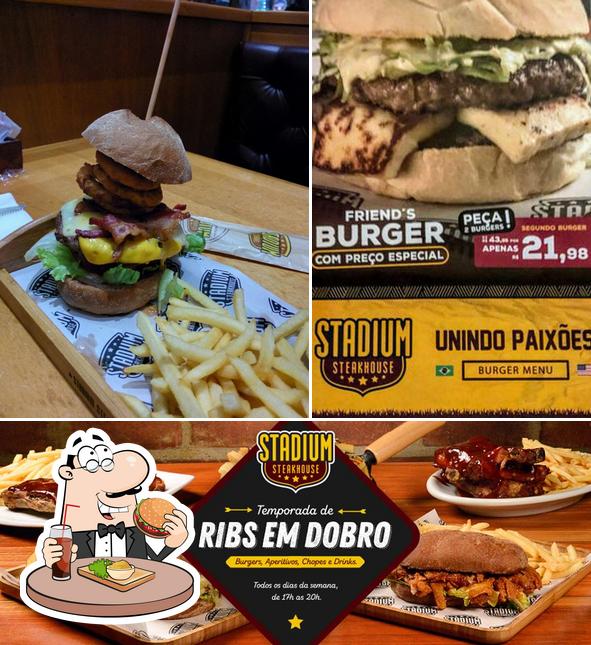 Peça um hambúrguer no Stadium Steakhouse - Barra