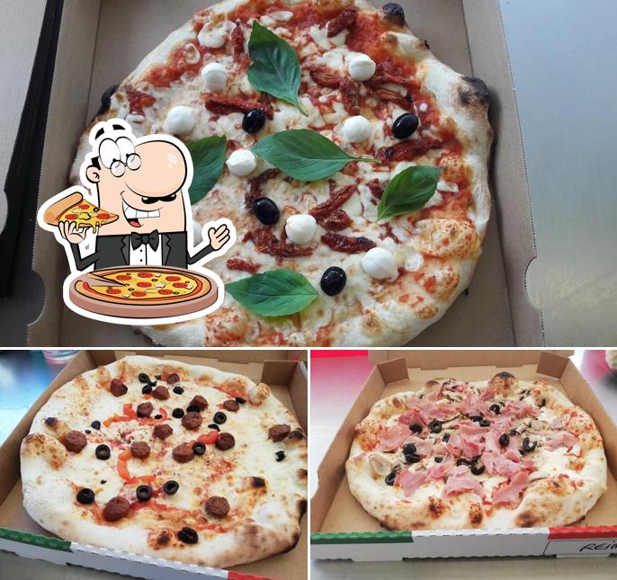 Pick pizza at Foodtruck La Capri