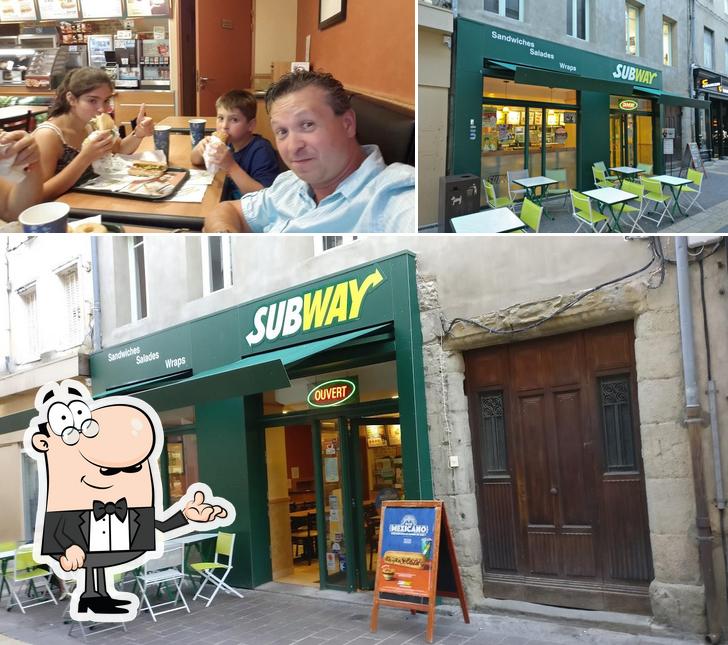 Parmi les différentes choses de la intérieur et la table à manger, une personne peut trouver sur Subway