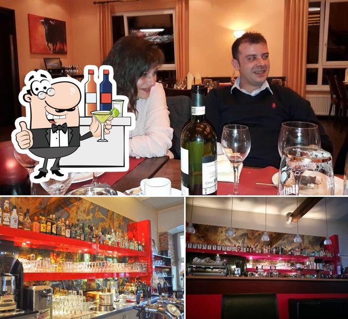 Jetez un coup d’oeil à l’image représentant la comptoir de bar et intérieur concernant Café Bar Paparazzo