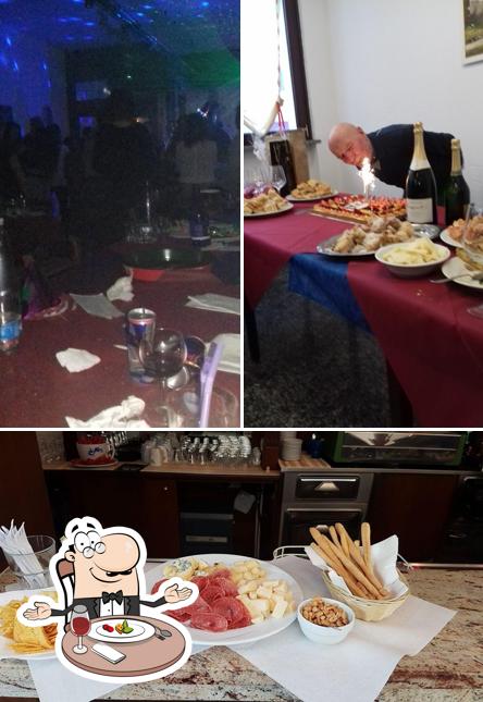 La foto di tavolo da pranzo e cibo da Fuori Gioco bar ristorante