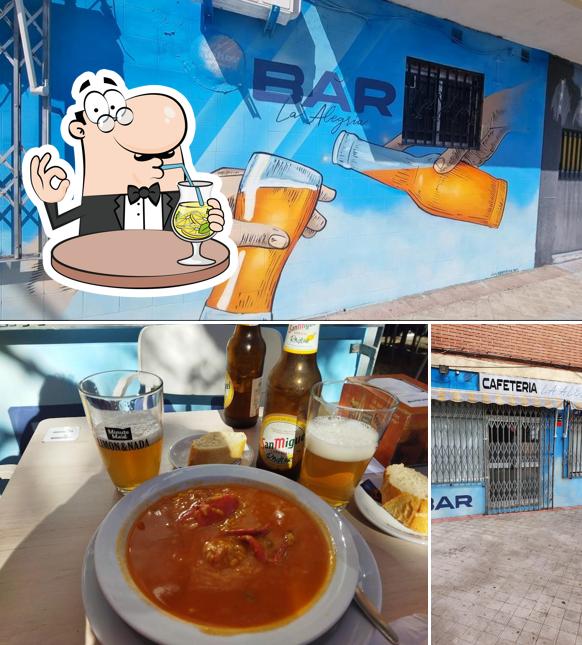Посмотрите на это фото, где видны напитки и внешнее оформление в Bar La Alegría
