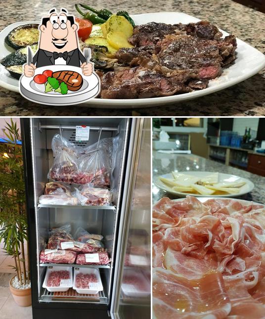 Elige un plato con carne en Bar Cafetería ARCO