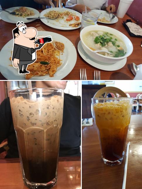 Это снимок, где изображены напитки и еда в Mama Surang Thai Kitchen