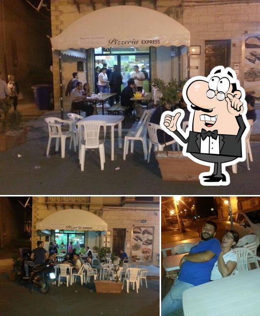 Dai un'occhiata agli interni di Pizzeria Johnny e Nicola