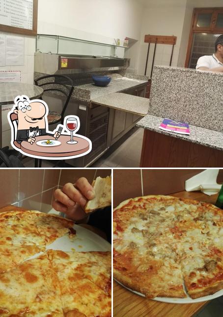 Voici la photo affichant la nourriture et intérieur sur Pizzemolo