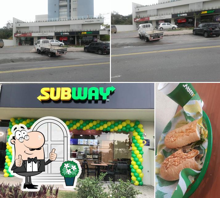 Entre diversos coisas, exterior e comida podem ser encontrados no Subway