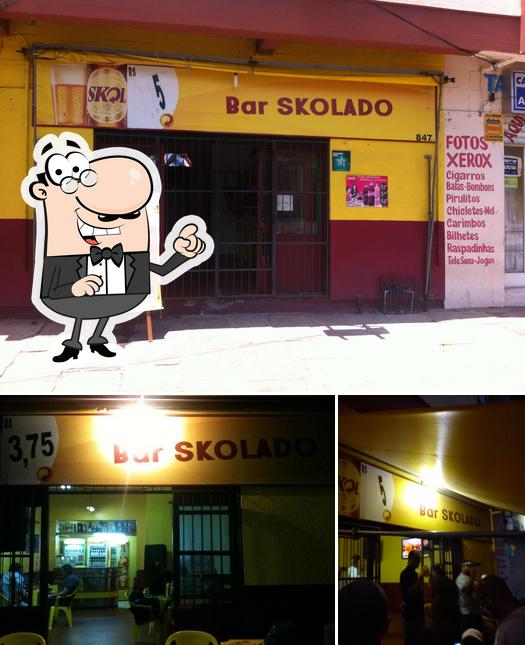 A ilustração do Skolado’s interior e comida