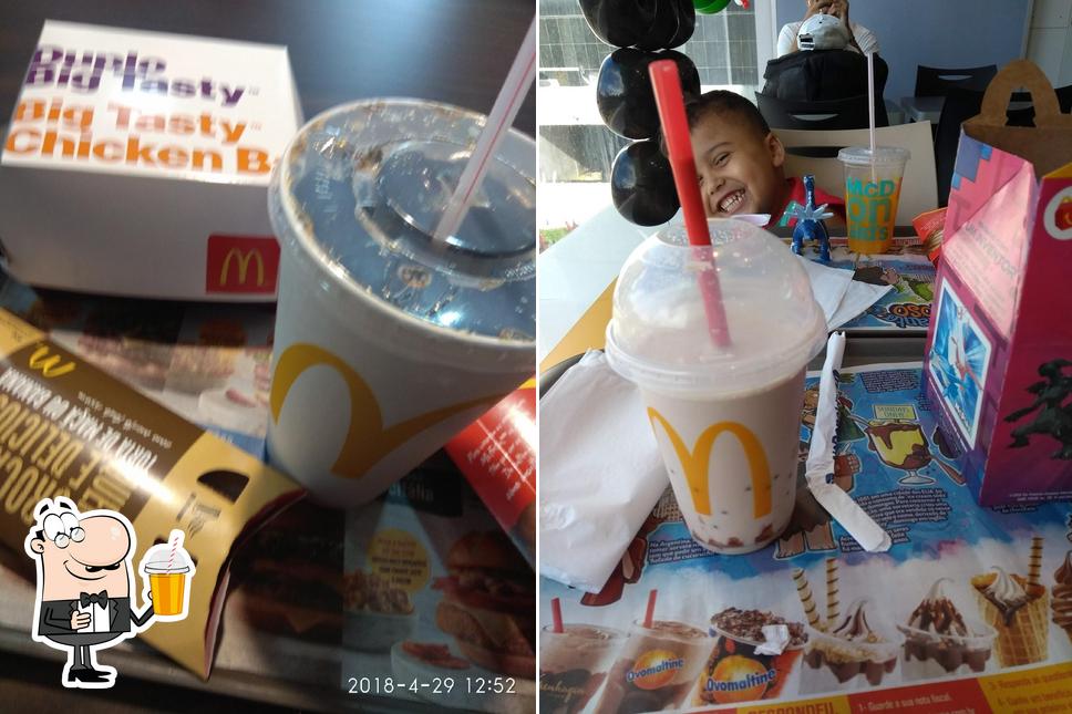 Disfrutra de una bebida en McDonald's