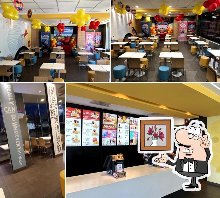 El interior de McDonald's Silang Aguinaldo Highway