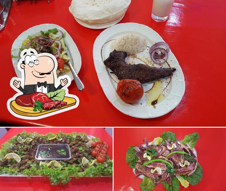 Fleischgerichte werden von Antep Sofrası Hasan Ustanın yeri serviert 