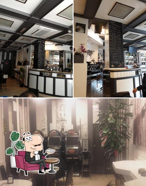 Siediti a un tavolo di Enjoy Bar Caffetteria