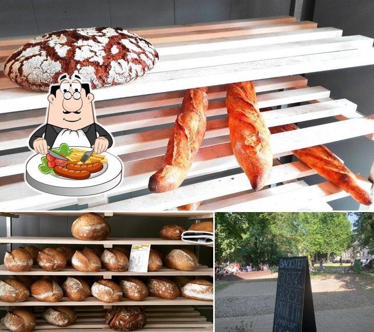 Это фотография, где изображены еда и доска для меню в Backstein - Bäckerei für zeitgenössisches Brot