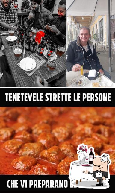 Guarda la foto che raffigura la tavolo da pranzo e la carne di Bar Liceum