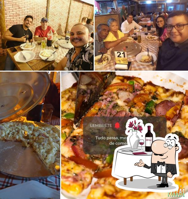 A imagem do Papos e Pizzas’s mesa de jantar e comida