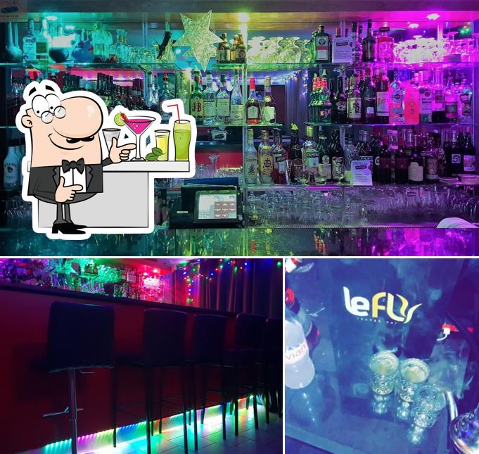 L’image de la comptoir de bar et nourriture concernant Le bar Fly