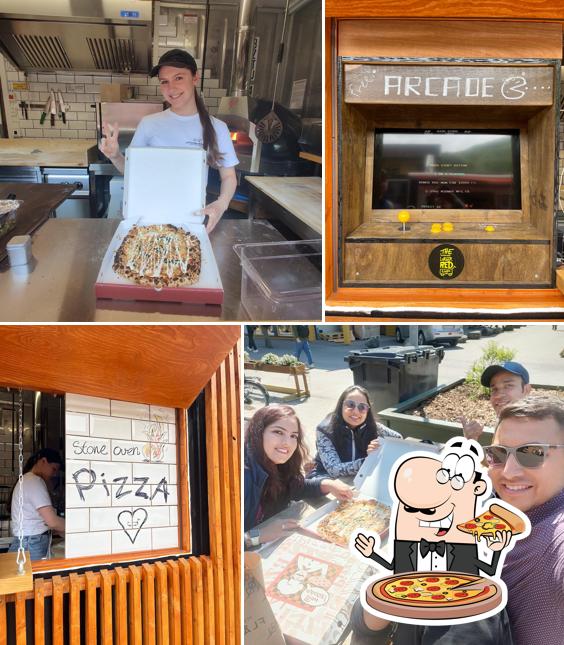 Pide una pizza en The Somewhat Larger Red Wagon