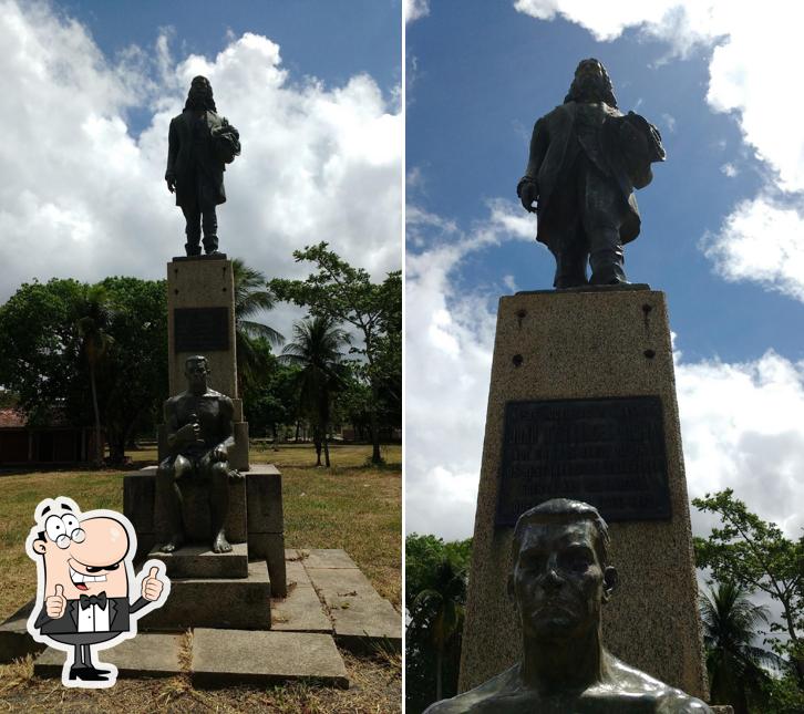 Look at this picture of Monumento a Fernandes Vieira