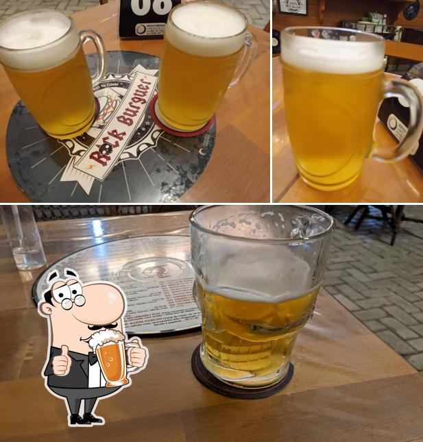 Peça um copo de cerveja leve ou escura