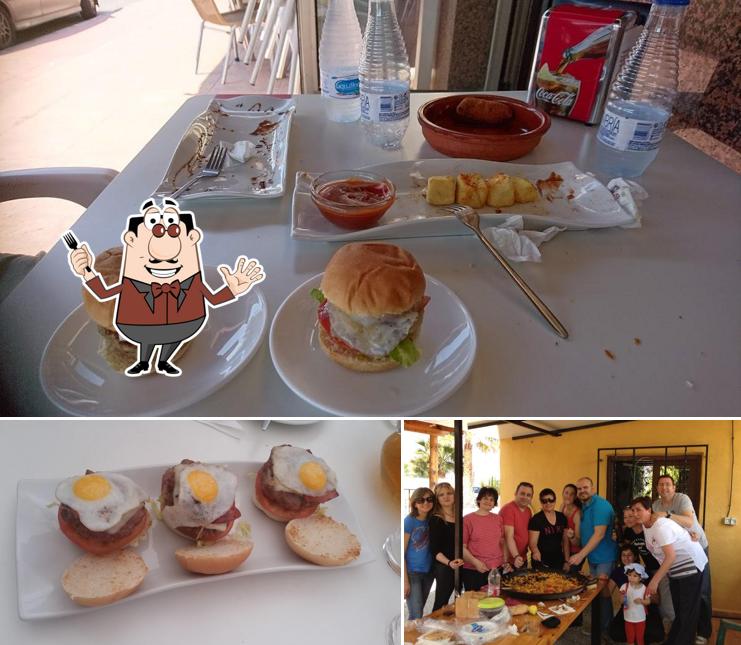 Фото, на котором видны еда и столики в La Caña Bar