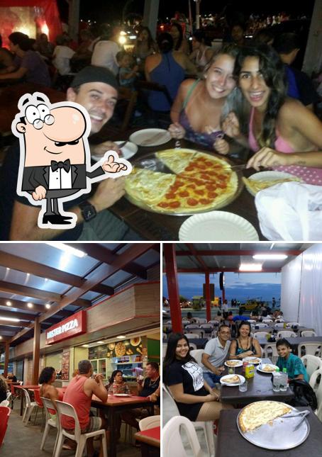 Sente em uma das mesas no Mister Pizza Cabo Frio