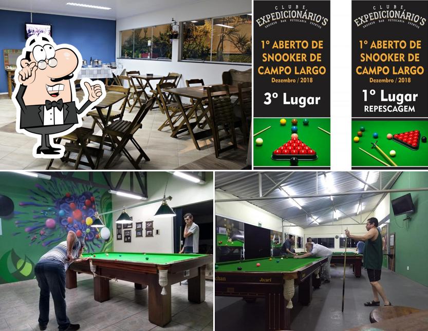 Sente em uma das mesas no Expedicionário's - Snooker Bar Petiscaria e Eventos