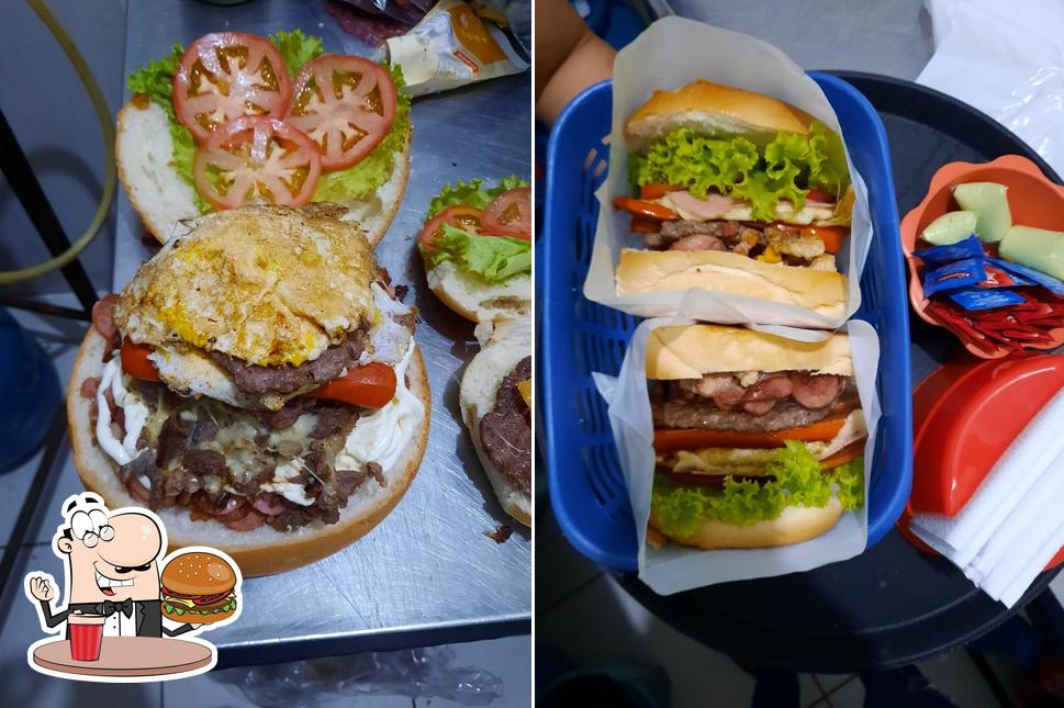 Deguste um dos hambúrgueres servidos no Bob Lanches