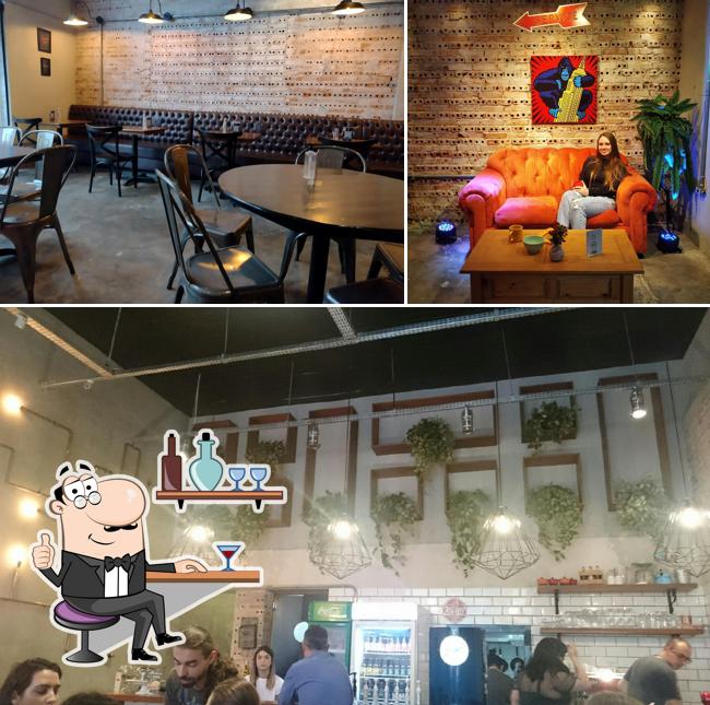 Veja imagens do interior do Chelsea Café
