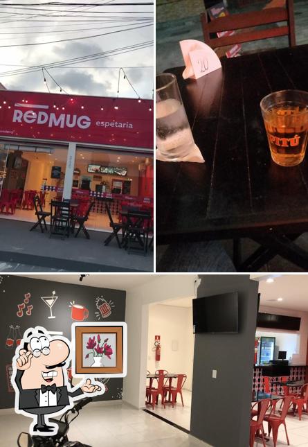 O interior do REDMUG BAR E ESPETARIA