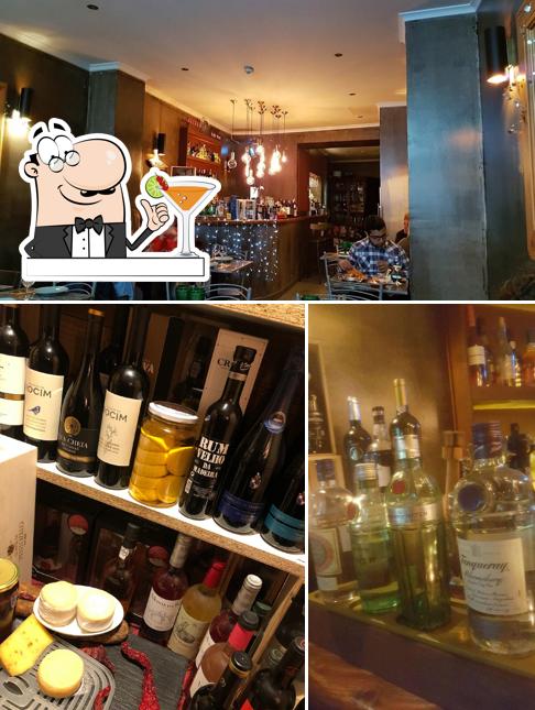 Entre los distintos productos que hay en 11 Tapas - Restaurante & Cocktail, WineBar también tienes bebida y barra de bar