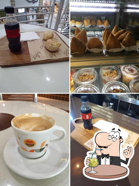 Entre diferentes coisas, bebida e comida podem ser encontrados no Empório Café