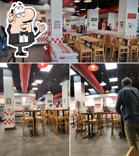 Gli interni di Five Guys Via Torino