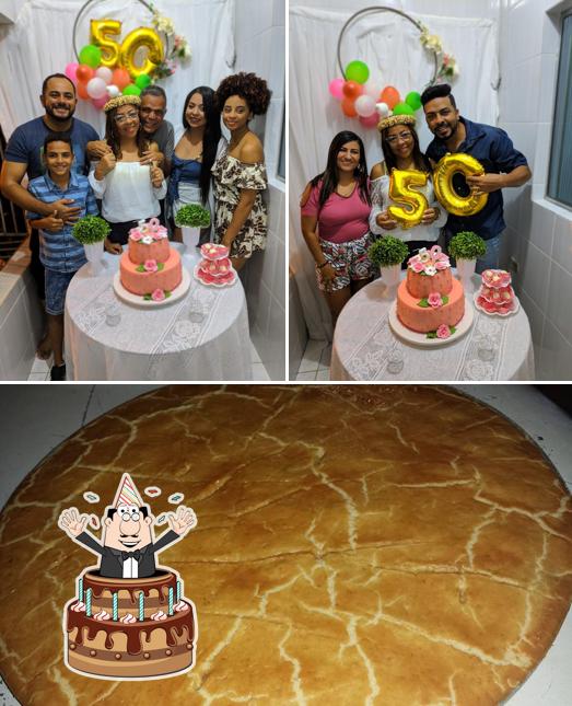 A imagem do Kellypizza's’s aniversário e comida