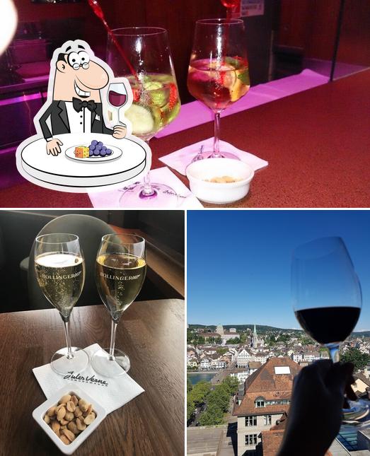 È gradevole bersi un bicchiere di vino a Jules Verne Panoramabar