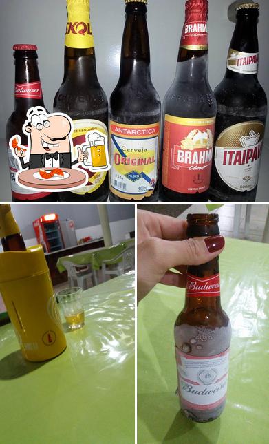 Desfute um copo de cerveja leve ou escura