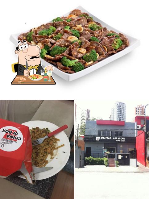 Confira a ilustração apresentando comida e exterior a China In Box - Restaurante de Comida Chinesa