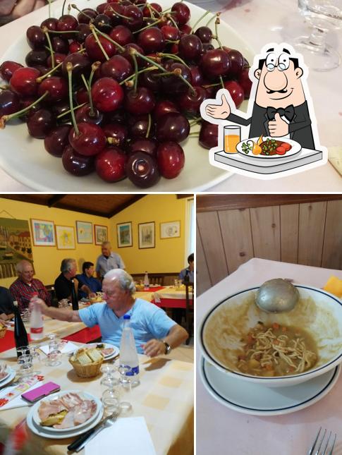 La immagine della cibo e tavolo da pranzo di Ristorante La Margherita Di Martinelli Francesca S.A.S