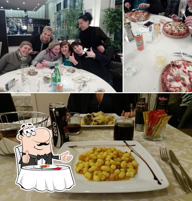 La immagine della tavolo da pranzo e bevanda di ristorante grig