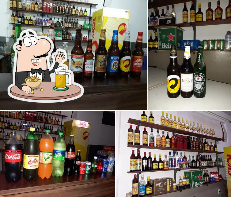 Desfute um copo de cerveja leve ou escura