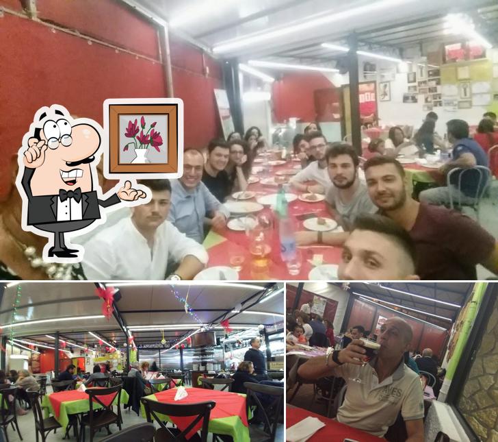 La foto di interni e bancone da bar da Giardino degli dei