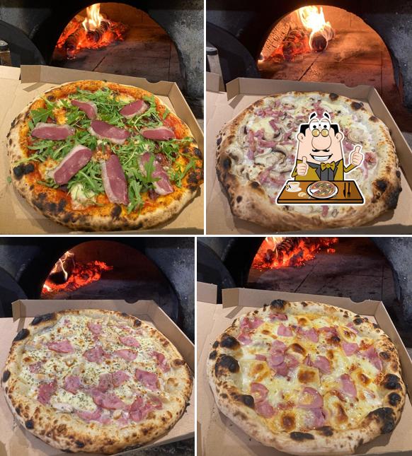 Pick pizza at Le Petit Napoli Villeneuve-Tolosane