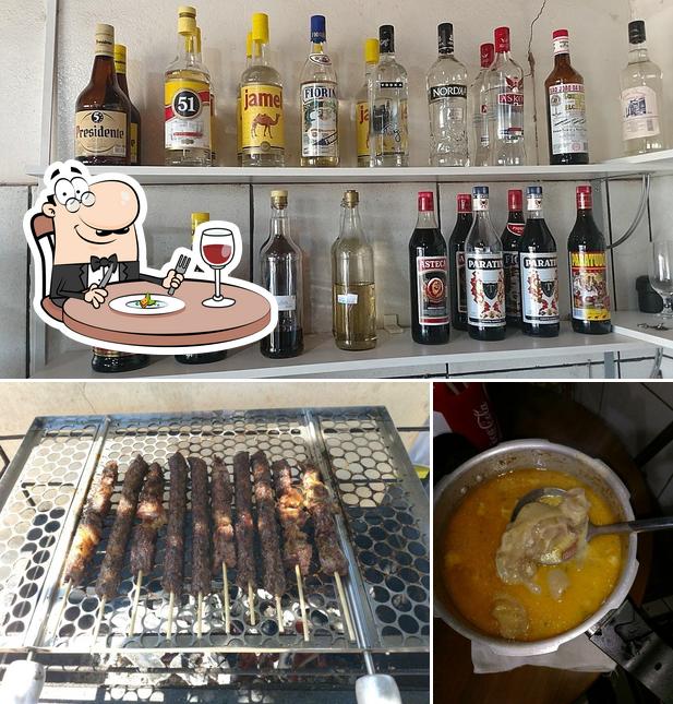 Entre diferentes coisas, comida e cerveja podem ser encontrados no Bar do Marcelo