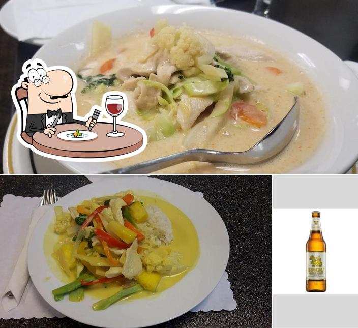 Vérifiez l’image affichant la nourriture et bière concernant Chantana's Thai Food