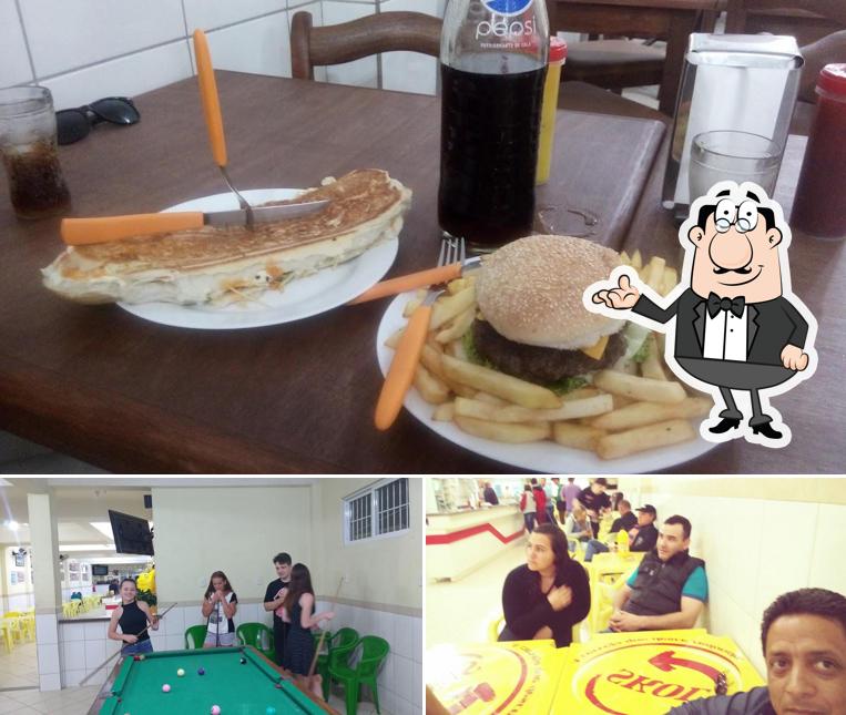 Sente em uma das mesas no SONI Bar e Lancheria