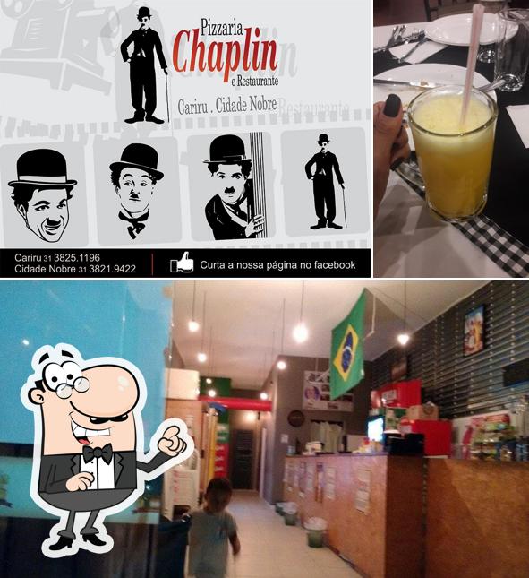 Sente em uma das mesas no Pizzaria Chaplin