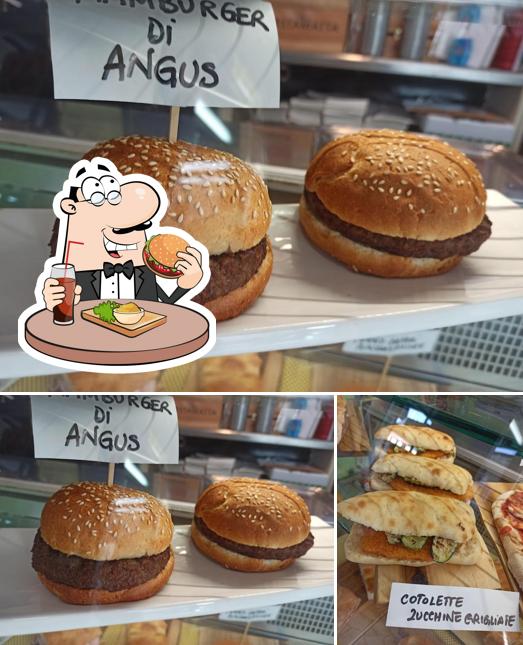 Ordina un hamburger a Torello Coffee Bar